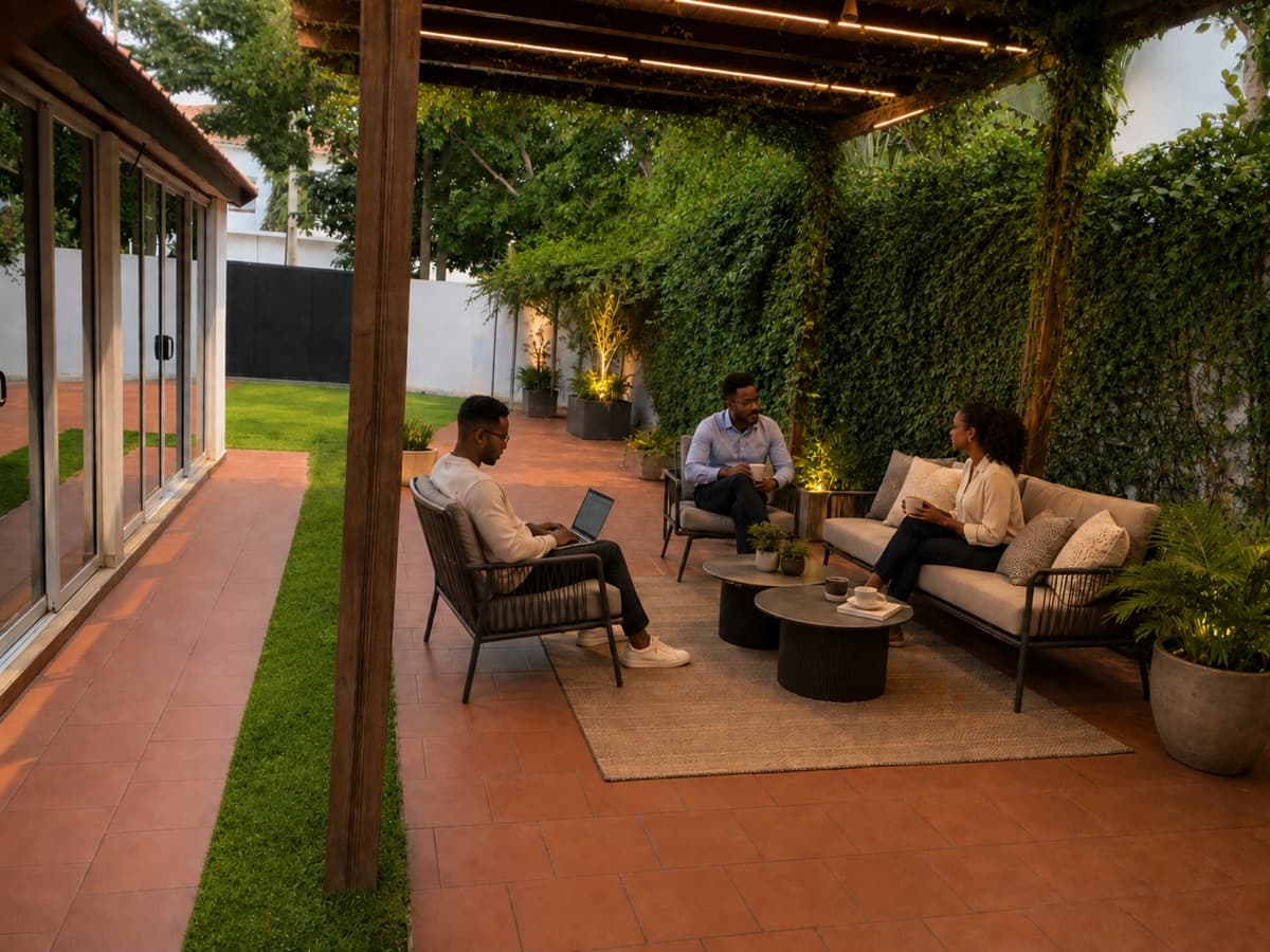 Lounge exterior do coworking Gesprin, Luanda